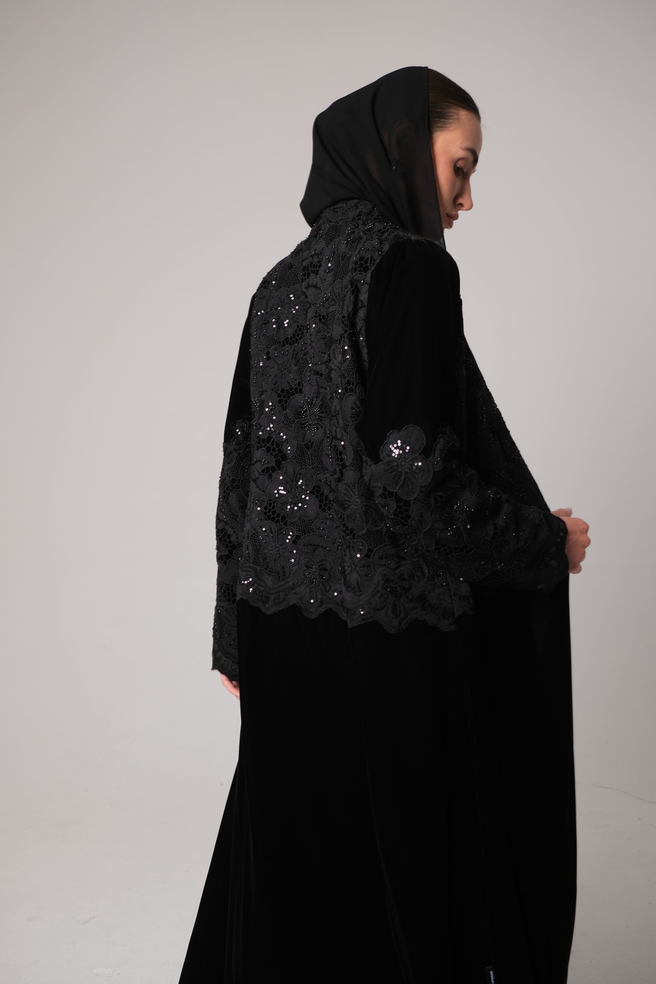 تطريز يدوي وتطعيم بالخرز على المخمل الأسود