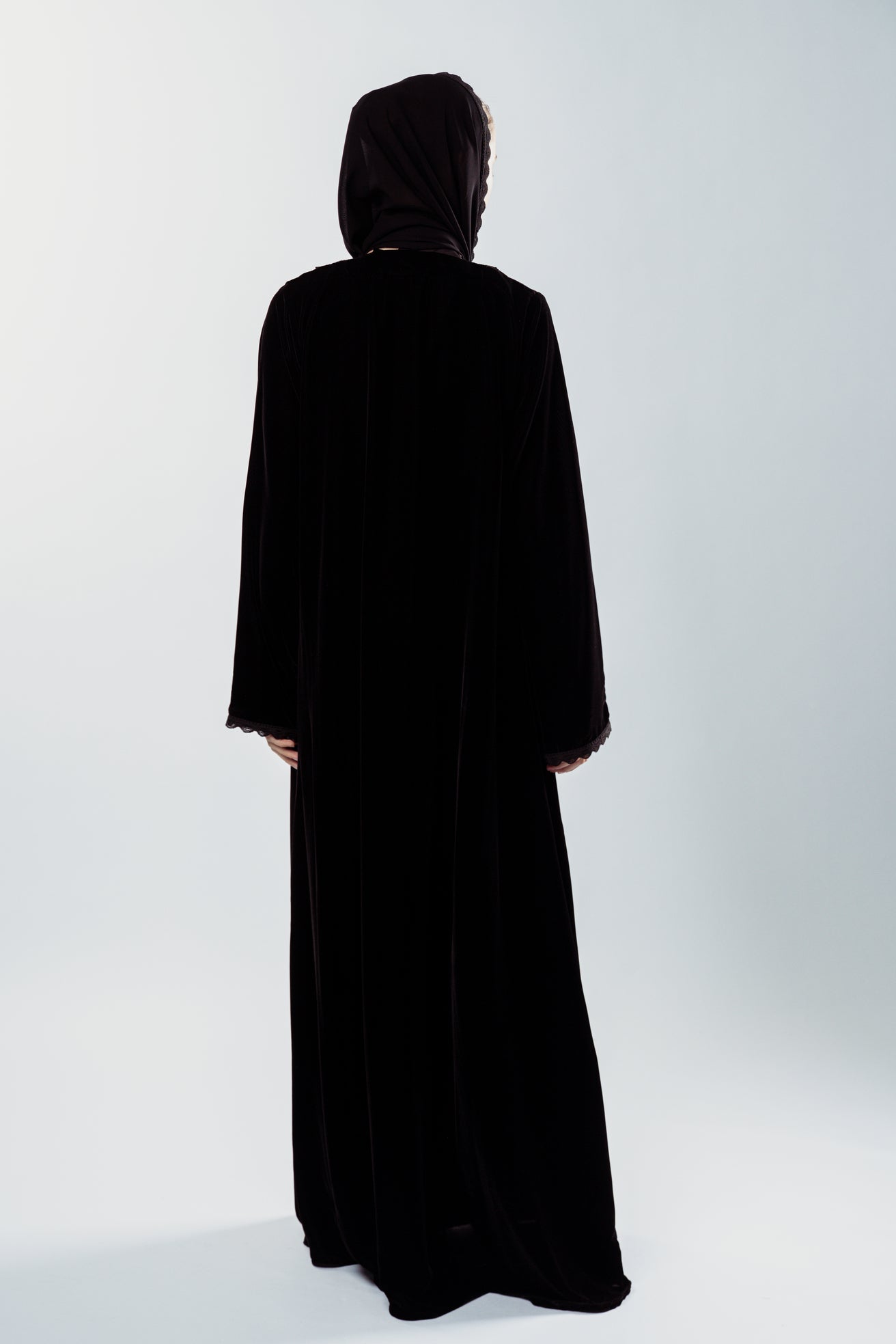 الدانتيل المخملي الأسود