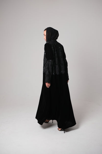 تطريز يدوي وتطعيم بالخرز على المخمل الأسود