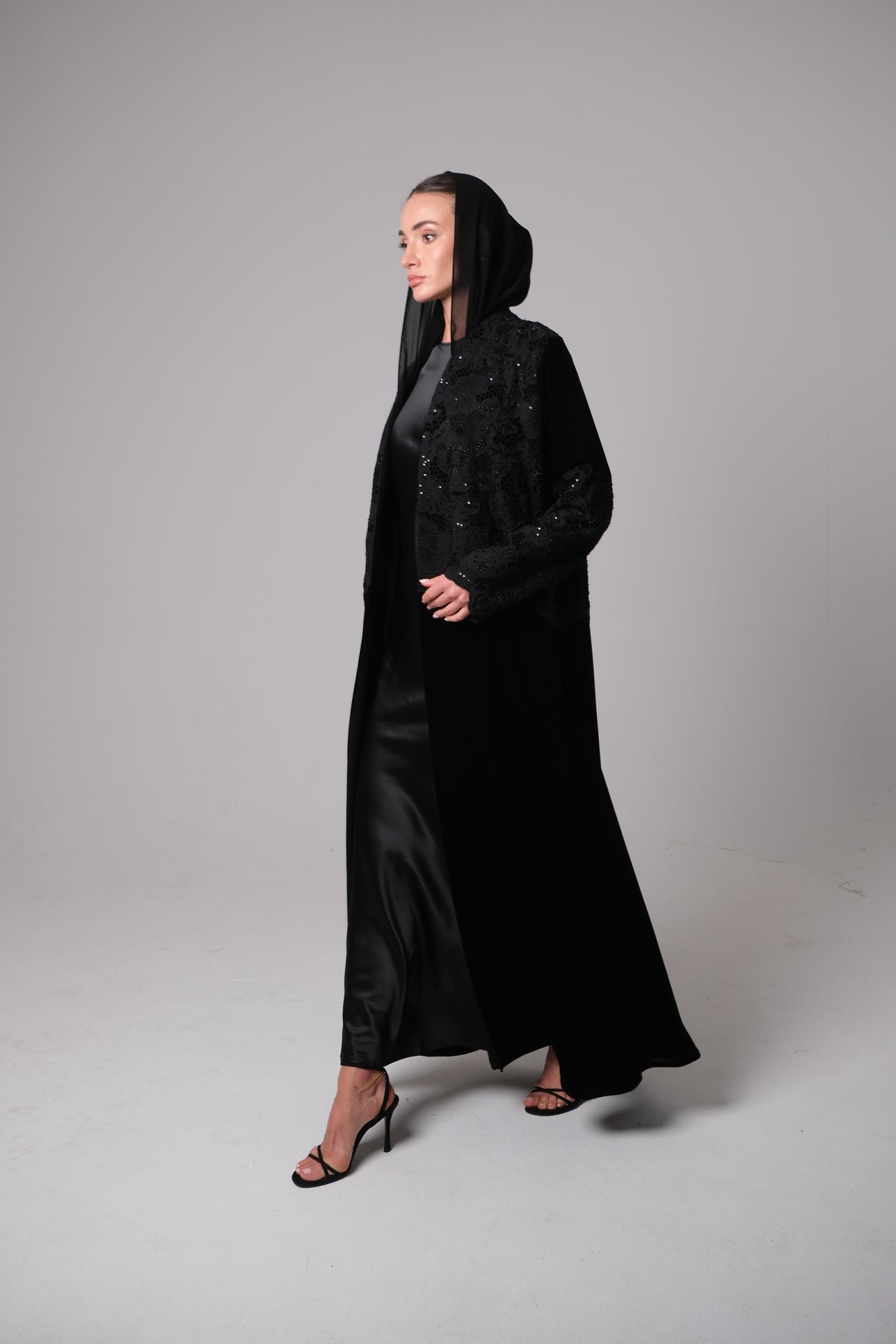 تطريز يدوي وتطعيم بالخرز على المخمل الأسود