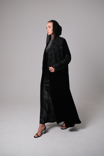 تطريز يدوي وتطعيم بالخرز على المخمل الأسود