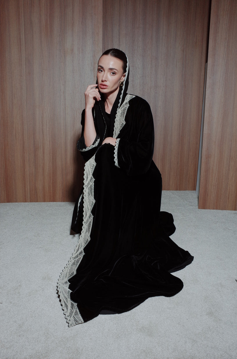 الدانتيل المخملي البيج