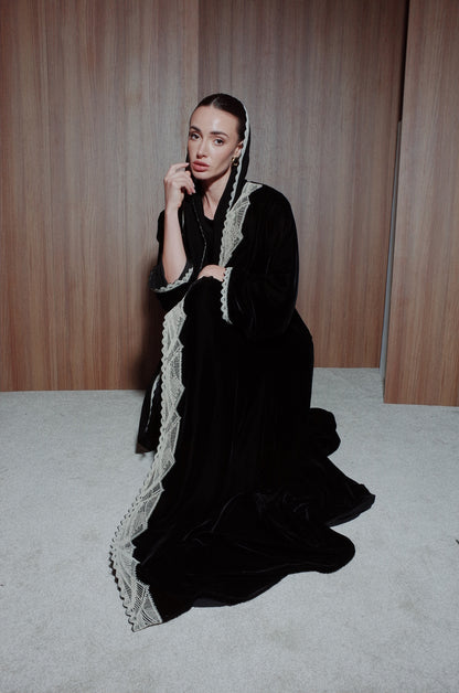 الدانتيل المخملي البيج