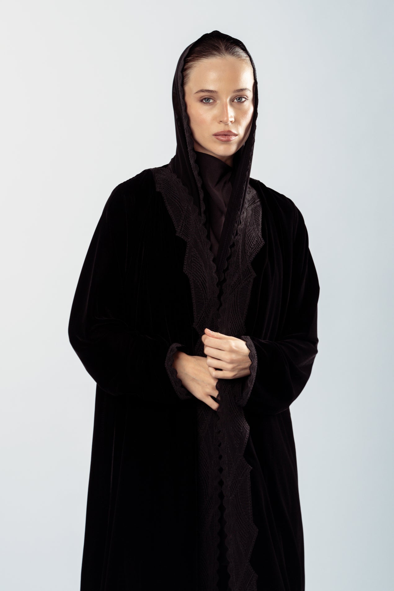 الدانتيل المخملي الأسود