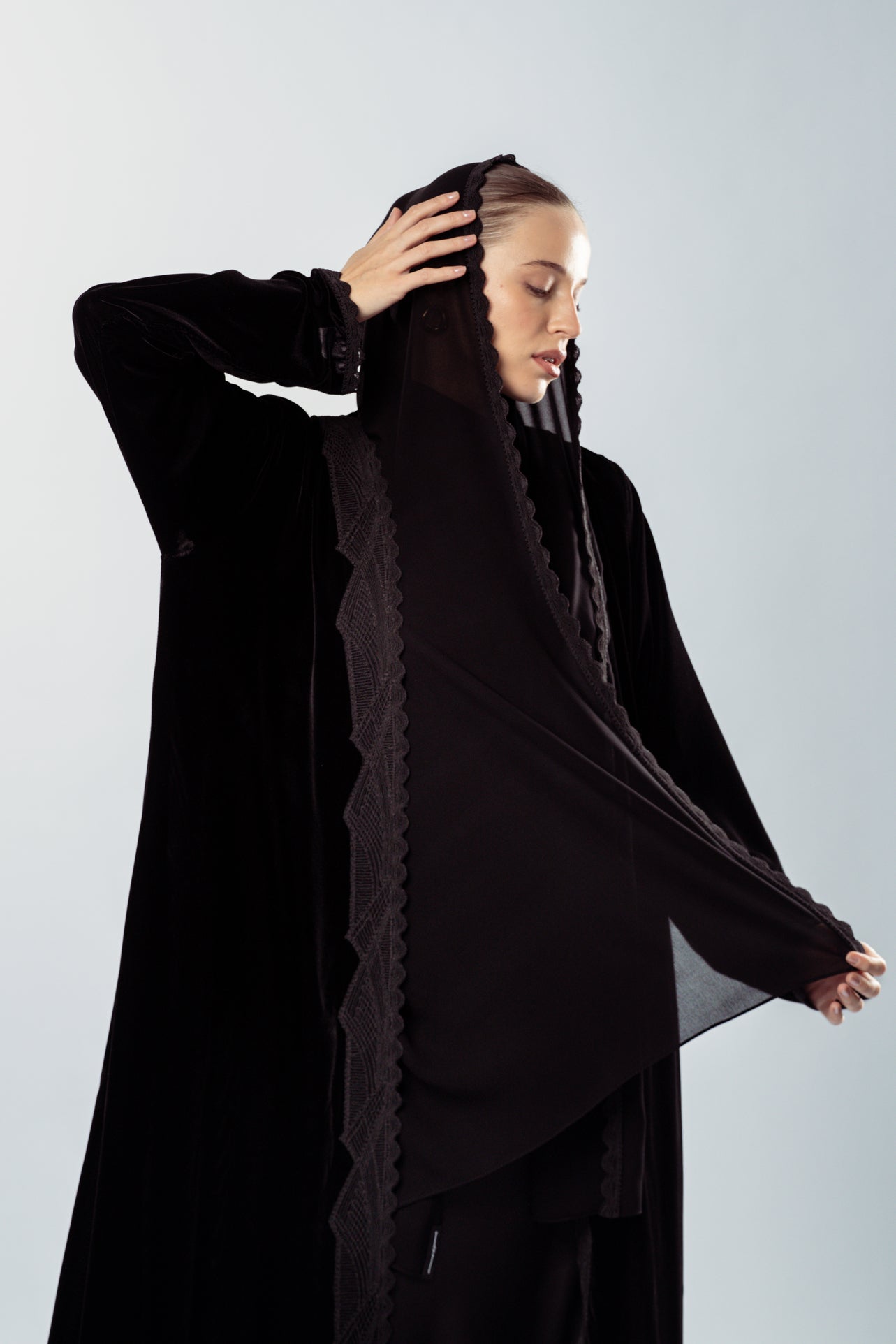 الدانتيل المخملي الأسود