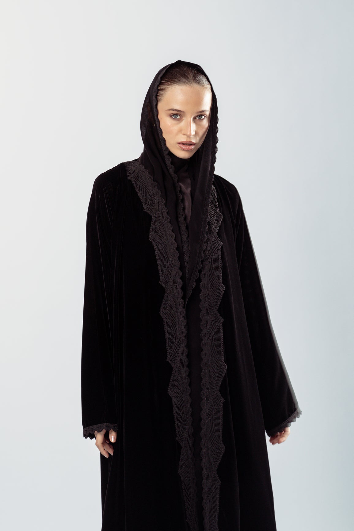 الدانتيل المخملي الأسود