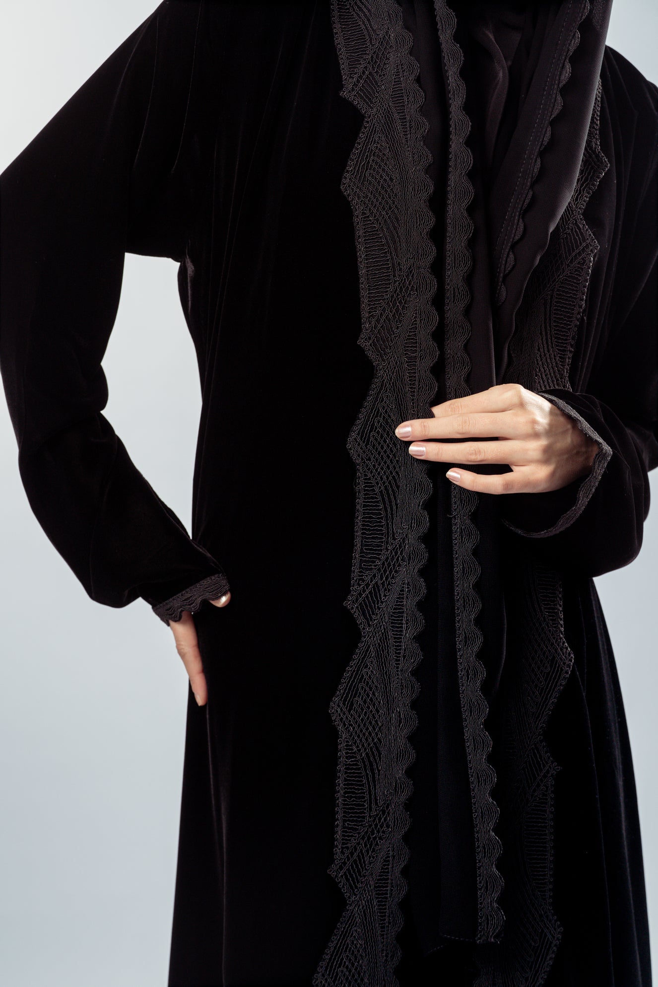 الدانتيل المخملي الأسود