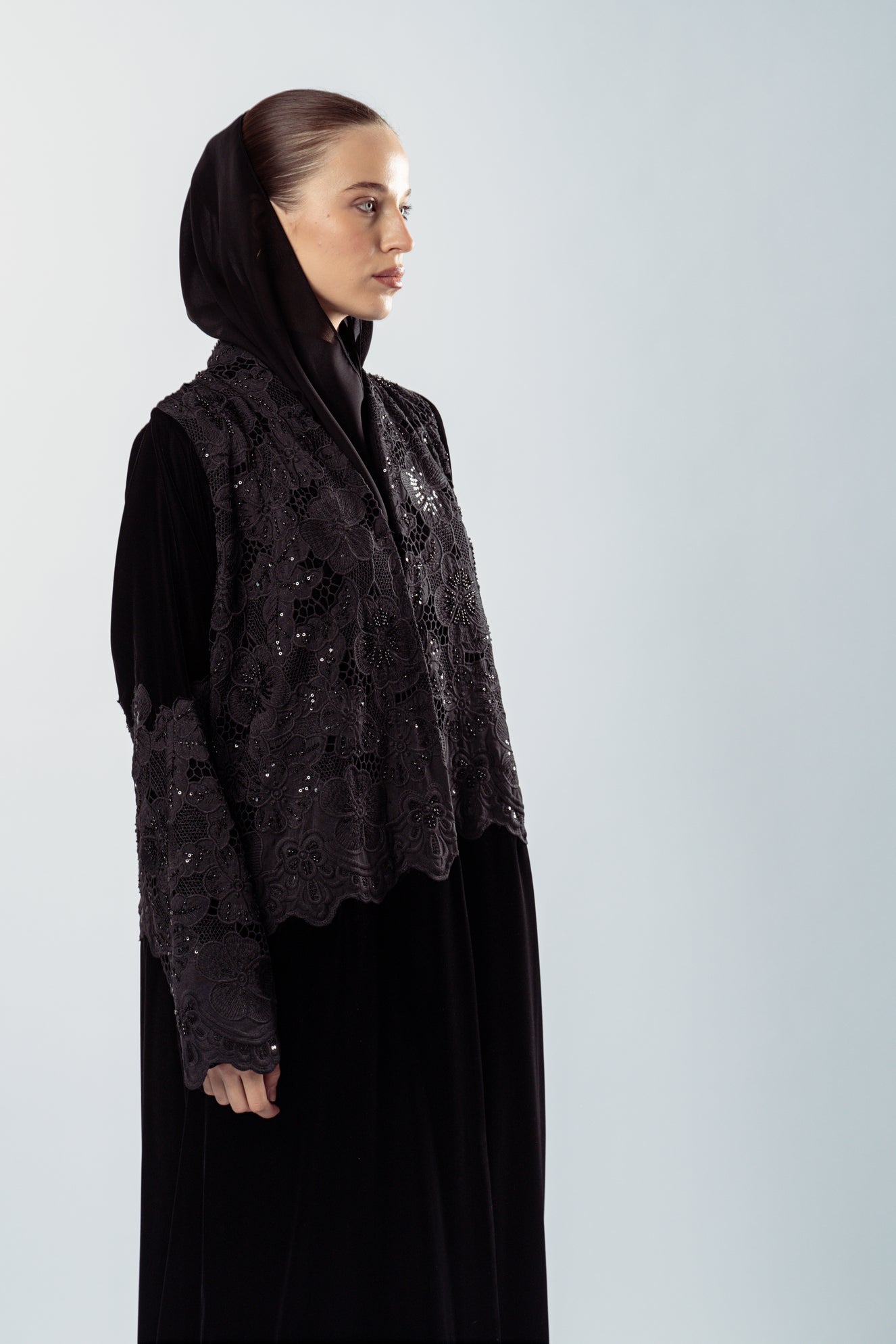 تطريز يدوي وتطعيم بالخرز على المخمل الأسود