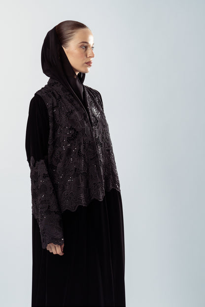 تطريز يدوي وتطعيم بالخرز على المخمل الأسود