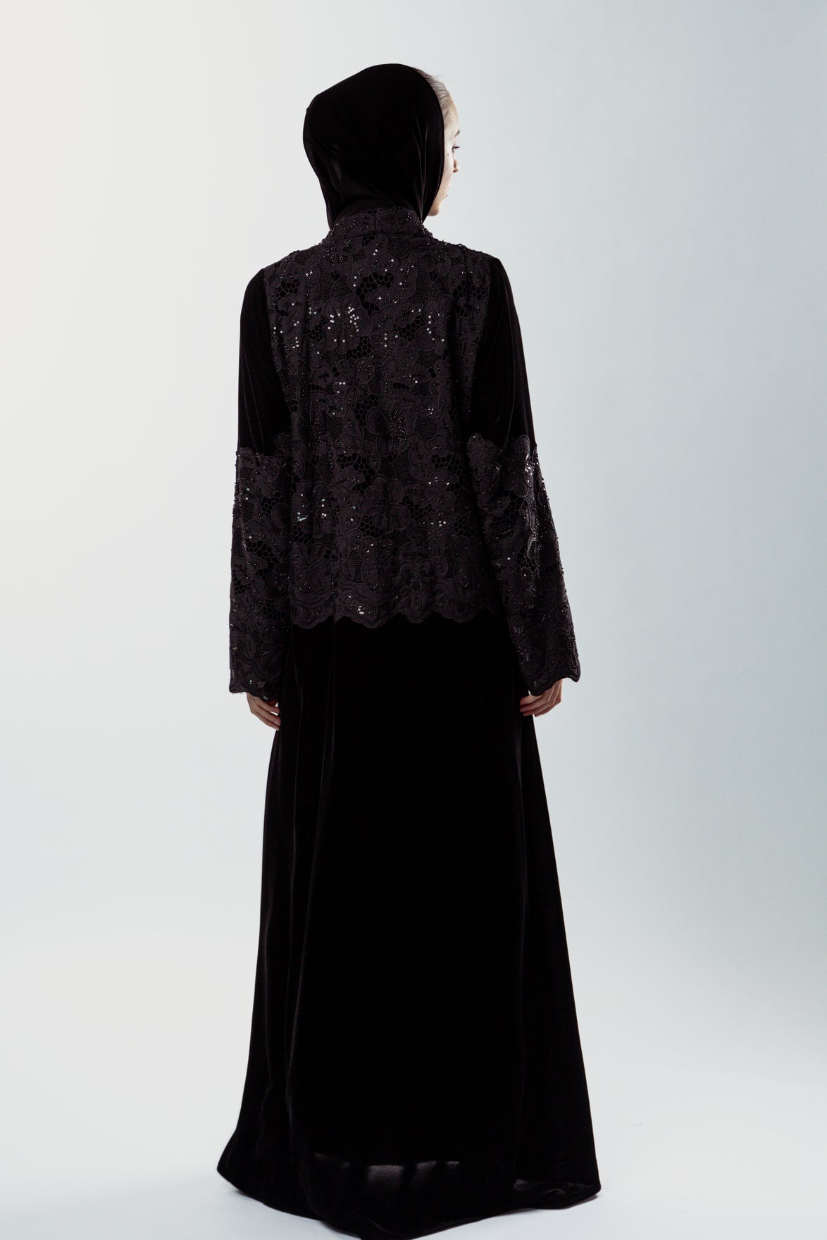 تطريز يدوي وتطعيم بالخرز على المخمل الأسود