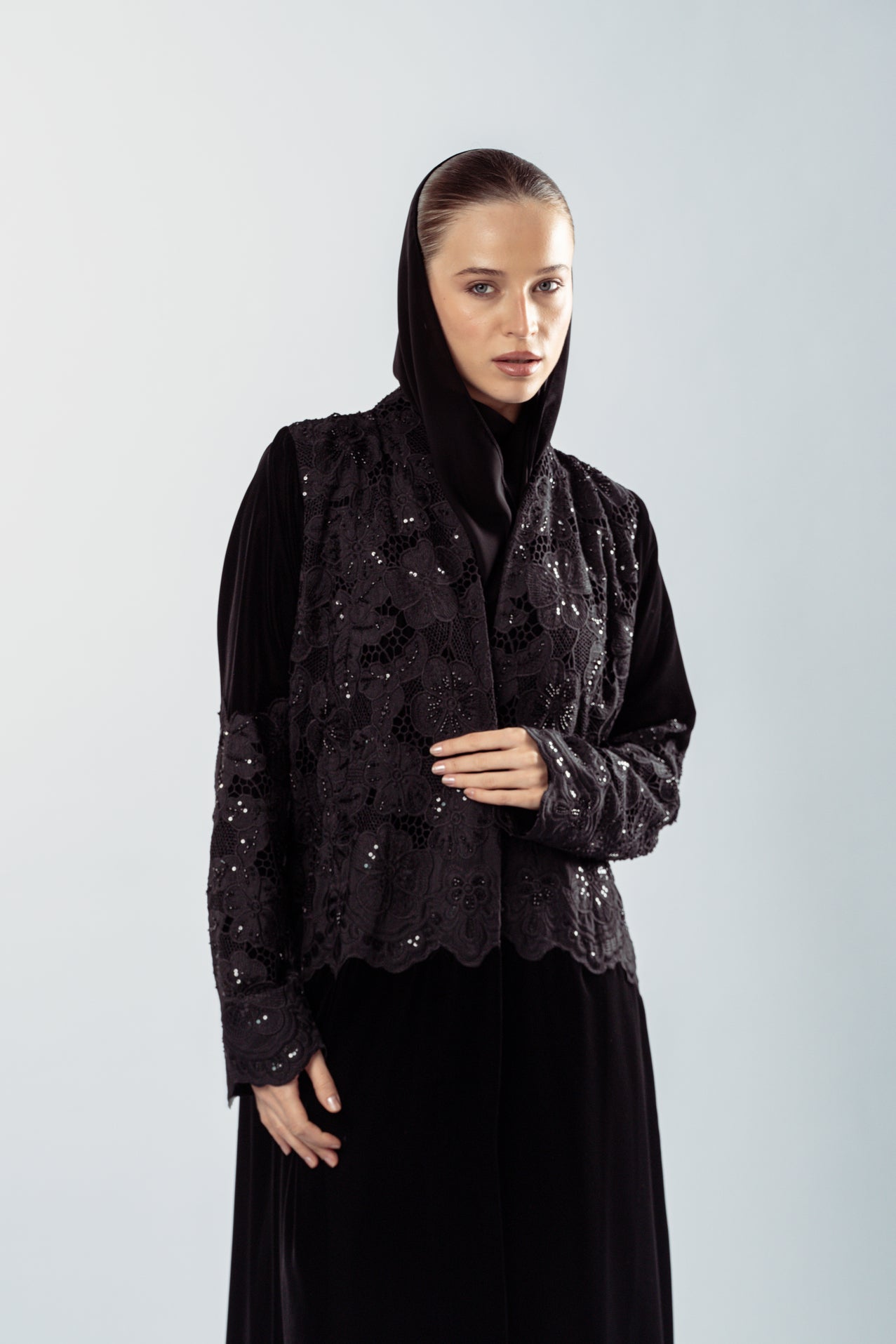 تطريز يدوي وتطعيم بالخرز على المخمل الأسود