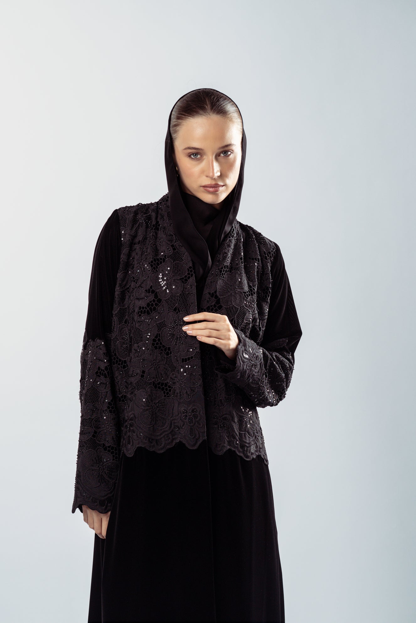 تطريز يدوي وتطعيم بالخرز على المخمل الأسود