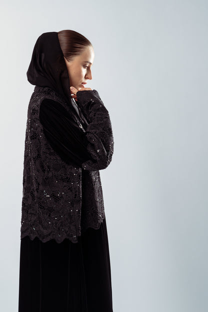 تطريز يدوي وتطعيم بالخرز على المخمل الأسود