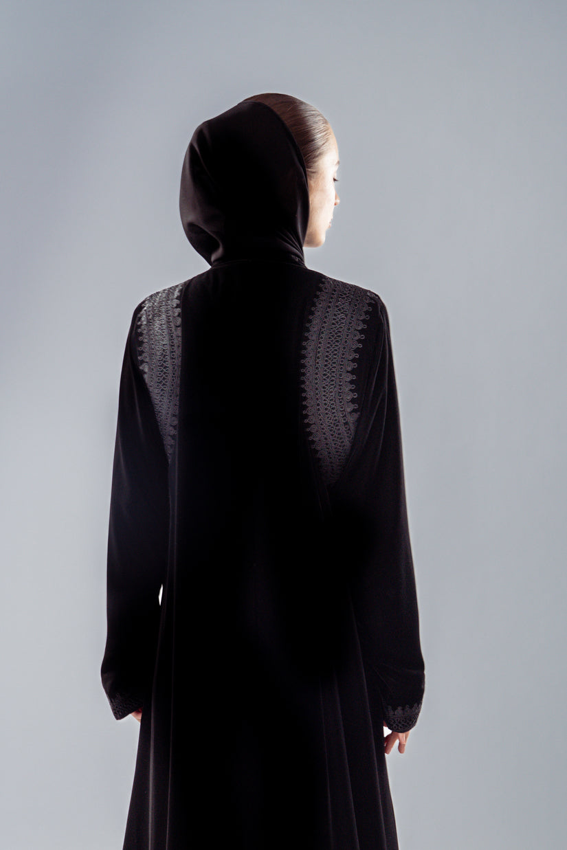 حِرفية مغربية على المخمل الأسود