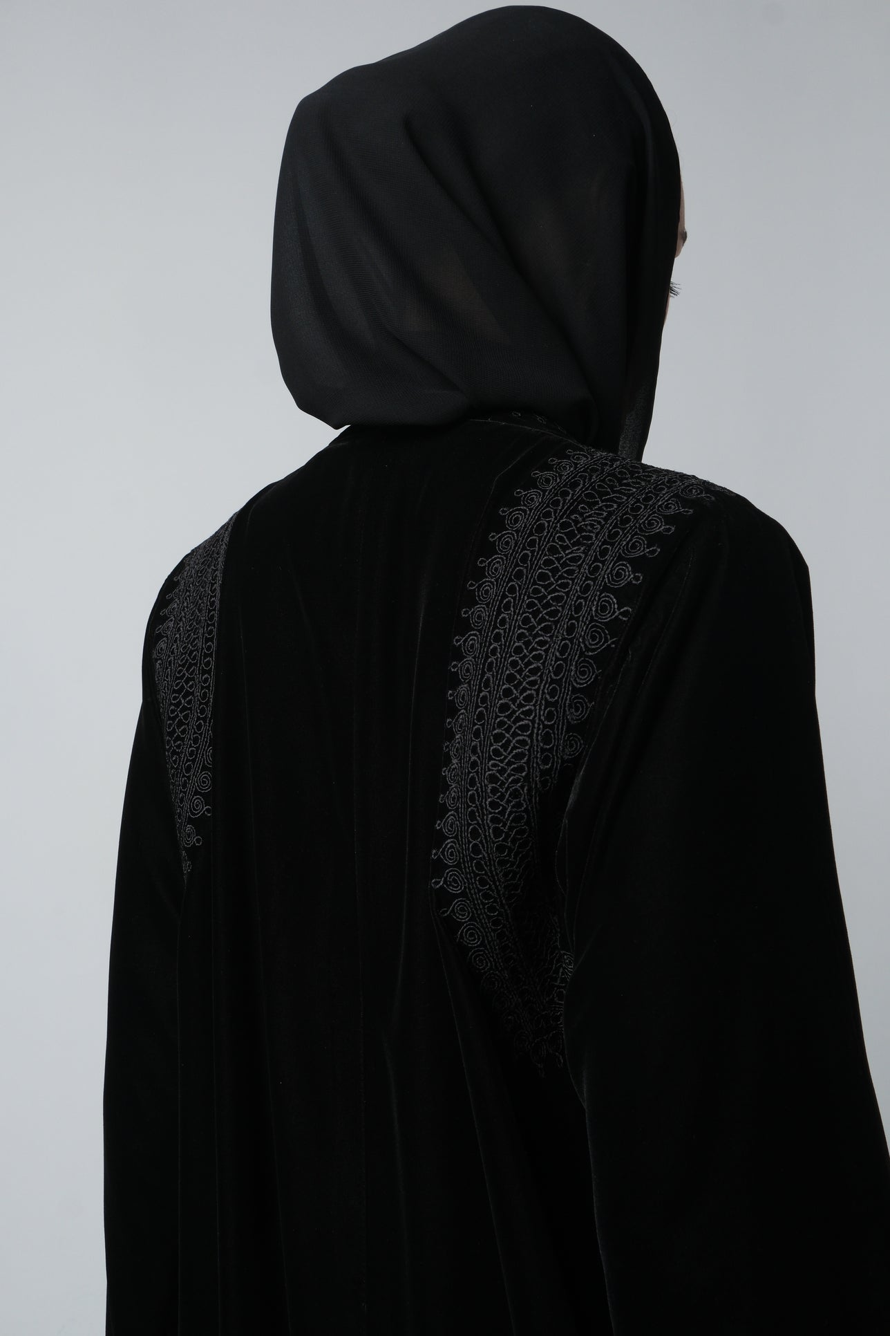 حِرفية مغربية على المخمل الأسود