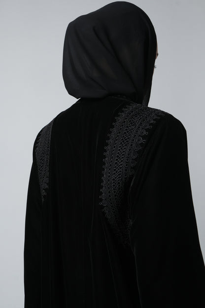 حِرفية مغربية على المخمل الأسود