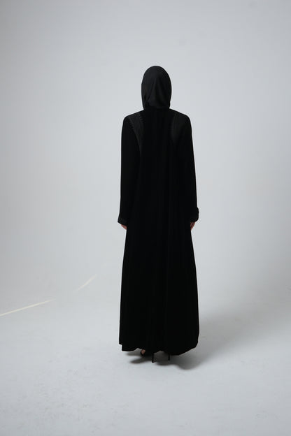 حِرفية مغربية على المخمل الأسود