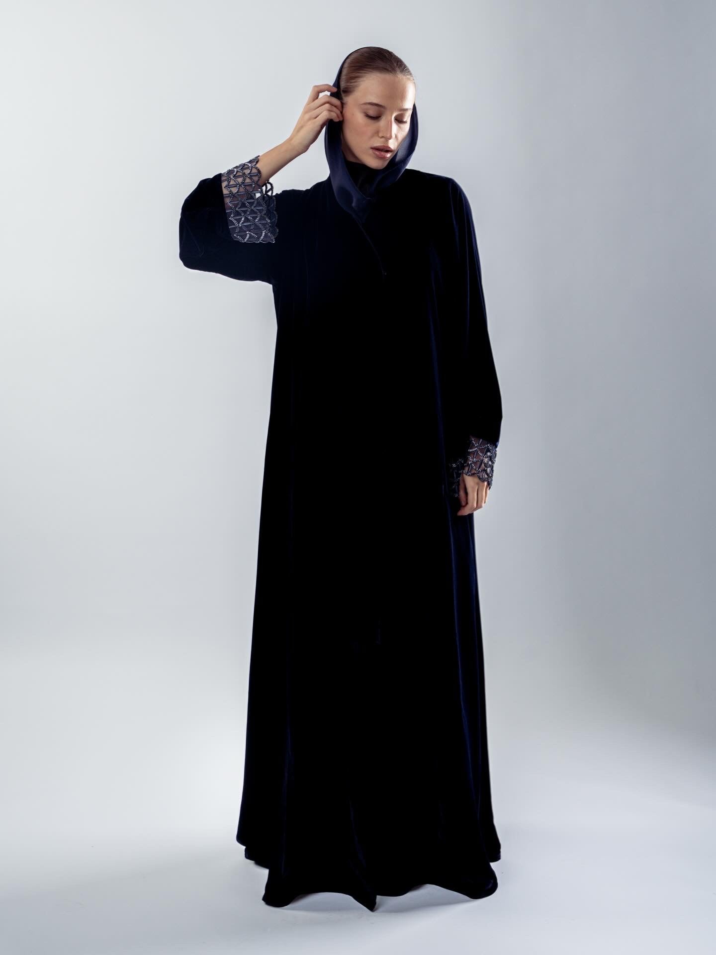 الدانتيل الأزرق الداكن