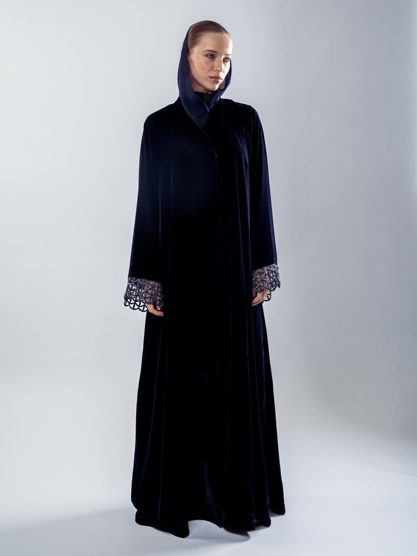 الدانتيل الأزرق الداكن