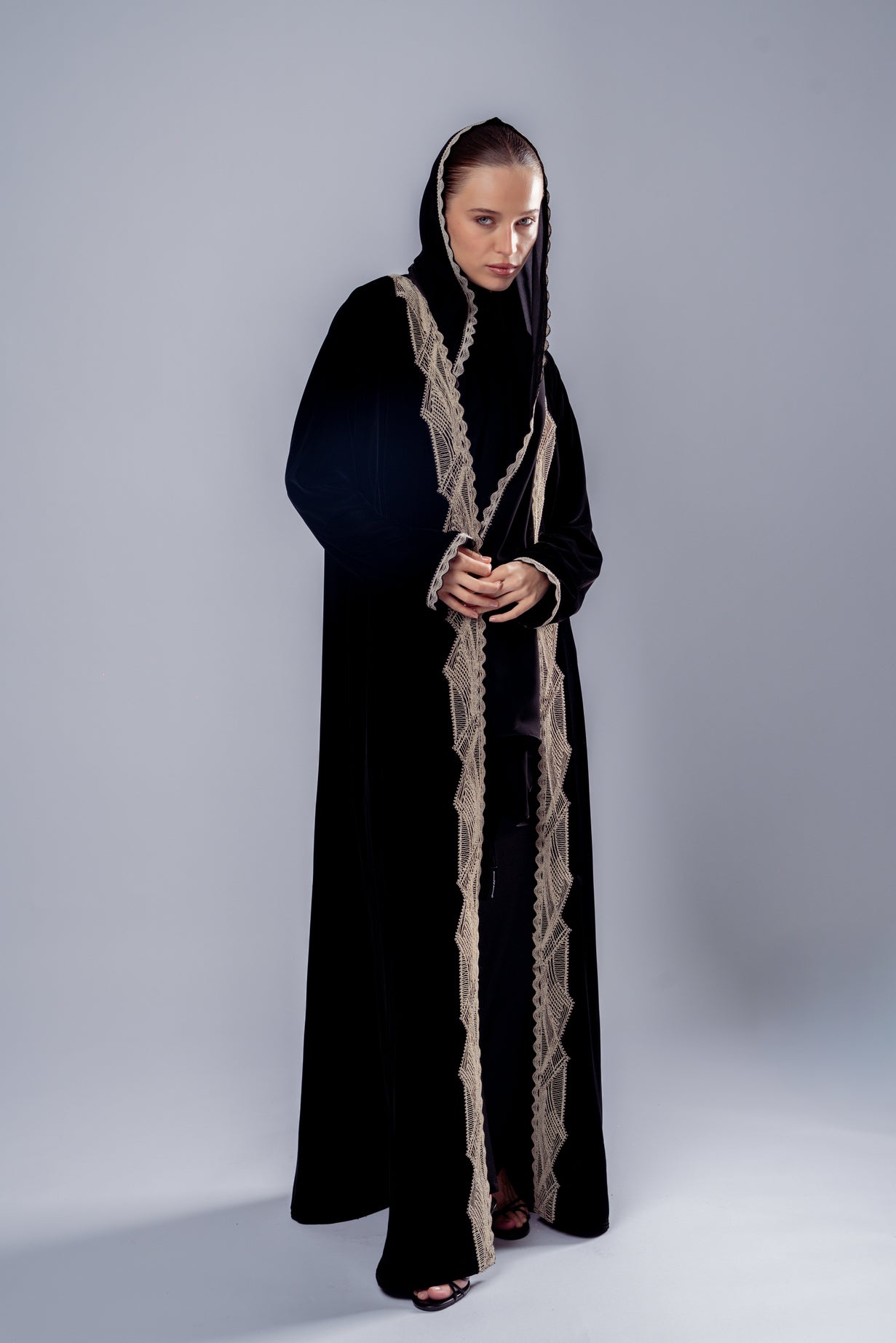 الدانتيل المخملي البيج